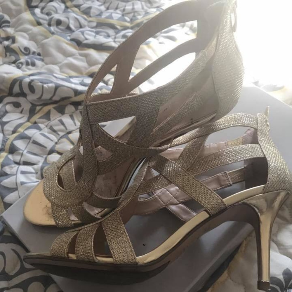 Marc Fisher - Nala3 mid heel with zipper back